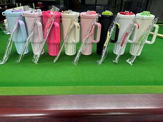 GARRAFA TÉRMICA PREMIUM 1200ml COM BASE CANELADA E CHAVEIRO